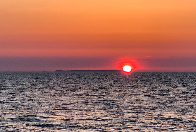飛島に沈む夕日