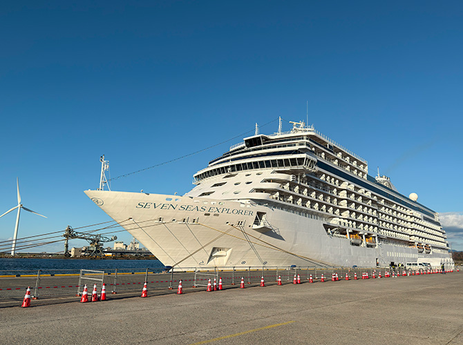 ▲酒田港に初寄港したクルーズ船 セブンシーズ・エクスプローラー(SEVEN SEAS EXPLORER)