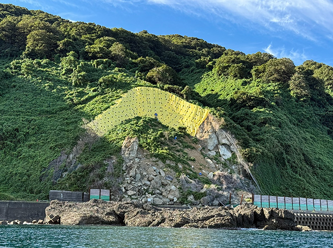 ▲藤島由良線　加茂〜由良間の海岸沿い道路の崩落現場（2026.9.8撮影）