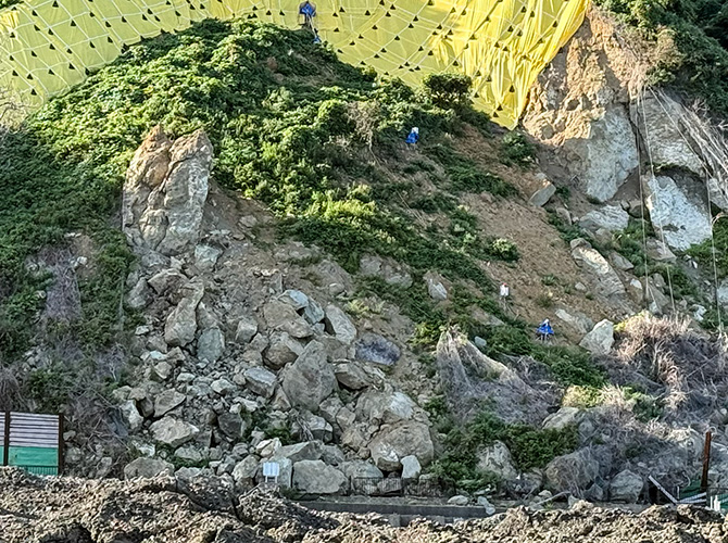 ▲藤島由良線　加茂〜由良間の海岸沿い道路の崩落現場（2026.9.8撮影）
下の方に見える白い看板の有る所が道路です。