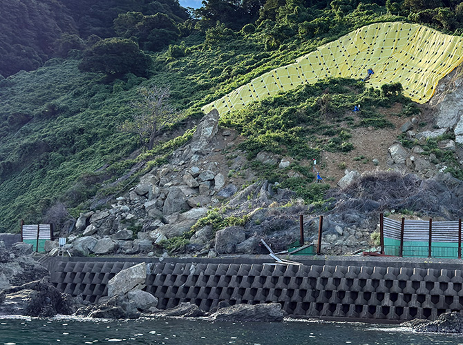 ▲上の写真の拡大
海にまで大きい岩が落ちています