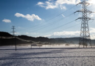 地吹雪のようにも見えるが、天気が良いため靄が発生