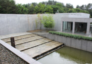 土門拳記念館が、日本建築家協会(JIA)の「25年賞」を受賞した。「四半世紀を経過してもなお風雪に耐えて維持され環境や建築の意義を伝えている」のが理由。とのことですのでついでにアップしておきます。 土門拳記念館 中庭?2010.6.30