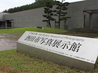 土門拳記念館が、日本建築家協会(JIA)の「25年賞」を受賞したそうです。「四半世紀を経過してもなお風雪に耐えて維持され環境や建築の意義を伝えている」のが理由。とのことですのでついでにアップしておきます。 土門拳記念館 入り口付近