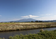 秋晴れの日に、鳥海山に噴煙のように見える雲が…
先日、庄内のニュースにアップした写真です。 鳥海山 噴火?! 2010 1008