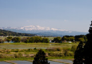 この日は珍しく酒田からも月山を望むことができました。とは言っても酒田からではもやっとしか写りません。 平田より月山を望む 2011.5.18