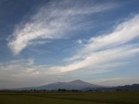 丁度鳥海山の中腹に太陽の光が当たっていますが、そこら辺まで紅葉が降りてきて赤っぽく見えます。
手前の田んぼは稲刈りが終わった切り株?から新しいく新芽が出ています。もう寒くなって枯れるのでしょうがいっときでも生きようとする稲の生命力が感じられます。 鳥海山と秋雲 2010 1014