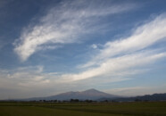 丁度鳥海山の中腹に太陽の光が当たっていますが、そこら辺まで紅葉が降りてきて赤っぽく見えます。
手前の田んぼは稲刈りが終わった切り株?から新しいく新芽が出ています。もう寒くなって枯れるのでしょうがいっときでも生きようとする稲の生命力が感じられます。 鳥海山と秋雲 2010 1014