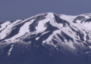 種まき爺さんと呼ばれる雪解け痕。
昔から田植えの時期を伝えたという。
写真中央に腰を曲げたじいさんの姿…に見えます?
他にも有るという事を聞いたことがあるのですが……よくわかりません。 鳥海山の種まきじいさん