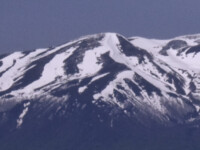 種まき爺さんと呼ばれる雪解け痕。
昔から田植えの時期を伝えたという。
写真中央に腰を曲げたじいさんの姿…に見えます?
他にも有るという事を聞いたことがあるのですが……よくわかりません。 鳥海山の種まきじいさん