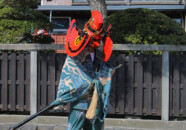 行列の天狗。
こちらを見られると、何か睨まれているような迫力です。 鵜渡川原まつり 2011.4.18