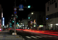 一度夜景の長時間露光も撮ってみたいと思っていたので、ついでに撮影してみた。
休日の夕方6時頃ですが、意外に通る車が少ない、というか人も少ない(^_^;) 酒田市中町モールの交差点付近