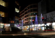 少し遠景。
長時間露光ついでに、少し賑やかさが出ないかと、わざと道路を挟んで車のライトを入れてみた。 酒田市中町モール イルミネーション