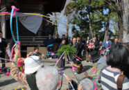 神社を三回まわると、竹飾り?なんと言うのでしょう?聞いておきます(^_^;)
の争奪戦が始まります。
この竹飾りをもらうと一年間未病息災との事の様です? 鵜渡川原まつり 2011.4.18