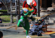 天狗舞を奉納。
酒田市内にもまだこんな伝統的な祭りが残っていたんですね!(^^)! 鵜渡川原まつり 天狗舞 2011.4.18