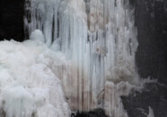 左の真ん中付近にある氷。
周りの氷柱状態とはちょっと違う氷かたです。 玉簾の滝