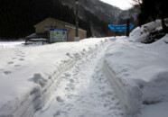 ちょっと説明写真になりますが、冬に行ったことが無かったので、参道?はこんな感じ。
鳥居もかなり雪に埋まっています。 玉簾の滝参道