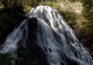 神社の奥へ行って滝の間近から…
足元が悪いのでご注意を!
って私がすべって転びそうになりました(;^_^ A 不動の滝 酒田市八幡地区 2011.11.3