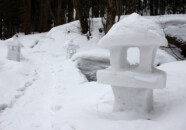 玉簾参道の途中に作られた雪灯篭です。
時間が経ったのか、すでに壊れているものもあります。 雪灯篭