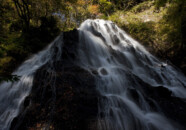 この滝はちょうど水が落ちる当たりから扇状に広がって岩を這うように落ちる滝でした。
近くにこんな滝があるとは… 不動の滝 酒田市八幡地区 2011.11.3
