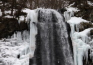 滝の上部付近。
雪のためか、思ったよりシャッタースピードを遅く切れませんでした。
グレーのフィルターを買わないとダメですかね?
とは言っても三脚を使って、タイマーで撮影したのですが可也の確立でぶれてます。下が雪のせいか?これ以上遅く切ったら…(^^ゞ 冬の玉簾の滝