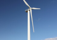 近くに寄ると
どうだっ!
って感じで聳え立っています。 風車