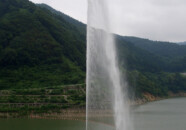 東洋一の高さを誇る噴水。
だったか?その2
この写真は消防車の放水っぽいけど、確か高さを上げない時には脇からも少し水が出たような…? 寒河江ダム 噴水