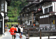 昭和レトロ。
タイムスリップしたかのような空間です。
ホームページでは「大正ロマン湯の町」と謳っているが、建物は昭和に入ってからのもののようですが??? 銀山温泉街