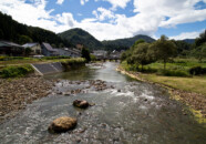少し温泉街の下流の橋の上から 銅山川と肘折温泉 大蔵村 2014.09.13