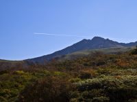 先日撮影で知り合った方に山の写真を見せていただいて、そのケタ違いのレベルに圧倒されました。
登山する体力もない私が冬山や、早朝の山の写真なんて撮れるハズがありません。
でも刺激をもらったので早速天気のいい日に鳥海山へ(笑)
丁度、飛行機が山頂をかすめるように通過していきました。 鳥海山山頂と飛行機 2010 1002