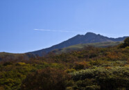 先日撮影で知り合った方に山の写真を見せていただいて、そのケタ違いのレベルに圧倒されました。
登山する体力もない私が冬山や、早朝の山の写真なんて撮れるハズがありません。
でも刺激をもらったので早速天気のいい日に鳥海山へ(笑)
丁度、飛行機が山頂をかすめるように通過していきました。 鳥海山山頂と飛行機 2010 1002