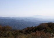 私の安いカメラじゃもやっとした画像は無理かと思っていましたが、なんとか月山がわかりますね。 鳥海山より月山を望む 20131014