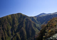 天気が良くて気持ちいよかったです。
鉾立の駐車場近くの見晴らし台からです。 鳥海山山頂と稲倉岳 2010 1002