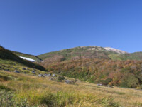 ちょうど前日に鳥海山の初冠雪というニュースがあったのですが、この日は天気が良く気温も高かったのでだいぶ雪は溶けていました。
でも大雪渓の雪は万年雪となって溶けずにいます。 鳥海山 山頂と雪渓 20131014