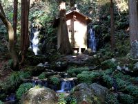 ニの滝に向かう途中にある胴腹の滝に行ったのはこれで2度目です。
ここは湧水の名水として有名ですね。この日も2人の方が水を汲みに来ていました。
小さな祠と道祖神が祀られていて、古来よりの恵みに感謝する気持ちが伝わってきます。 胴腹の滝