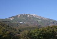 前日のニュースで初冠雪の話題がありましたが、この日は朝から天気が良く気温も上がったので大分溶けたようです。 鳥海山山頂初冠雪 20131014
