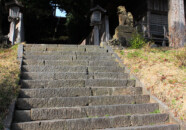 石段の登り始め。上にゴール、いや、頂上が見えます。 鳥海山大物忌神社(吹浦)の石段