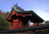 二つある本殿の手前が月山神、奥が大物忌神だそうです。 鳥海山大物忌神社 吹浦口之宮