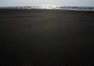 ここは夏には西浜海水浴場として海水浴客で賑わいます。
と言って昔ほど人が来ていないように思えます。湯野浜の方がリゾートっぽいからでしょうか?
でも、ここの砂は目が細かくて感触がいいです。 西浜海岸 風紋